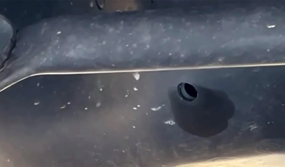 Giá xăng dầu tăng cao, hàng loạt ô tô bị kẻ gian khoan bình nhiên liệu để ăn trộm xăng