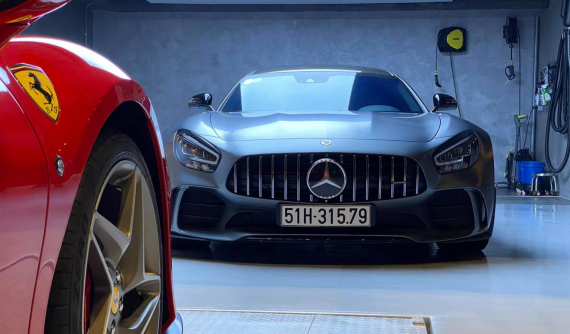 Siêu xe Mercedes-AMG GT R của Cường "Đô-la" xuất hiện tại showroom bán xe ở Sài thành