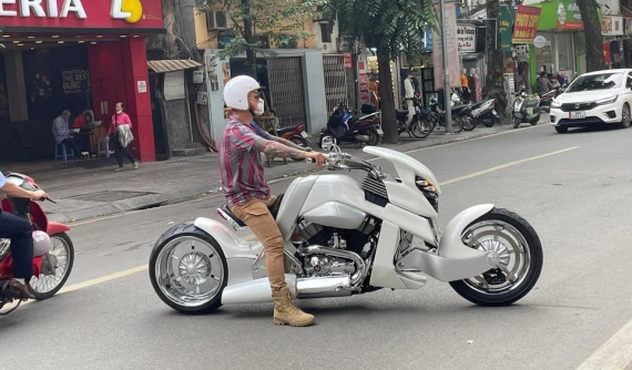 Tuấn Hưng "cưỡi bạch mã" V-Rex Travertson trên phố sau khi đã độ thêm 1 chi tiết