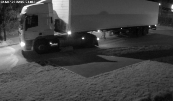 Kẻ gian dùng xe đầu kéo để ăn trộm 15.000 lít dầu diesel của một công ty vận tải