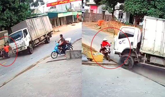 Video: Sau khi va chạm với xe máy sang đường, ô tô tải tông tiếp 1 người phụ nữ, hất văng vào bãi cỏ