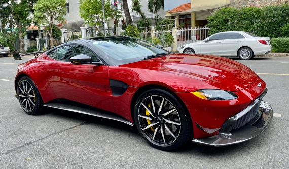 Minh "Nhựa" chính thức bán xe Aston Martin V8 Vantage với số đồng hồ km gây ngạc nhiên