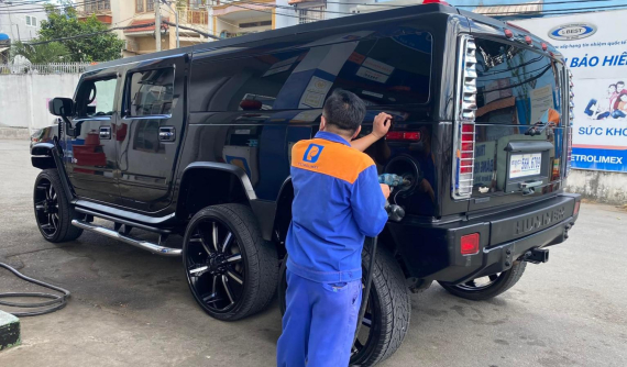 Đầy bình cho xe Hummer H2 độ 6 bánh, chủ nhân chỉ ra số tiền không ai tưởng, nhưng độ uống xăng mới là điều phải bàn