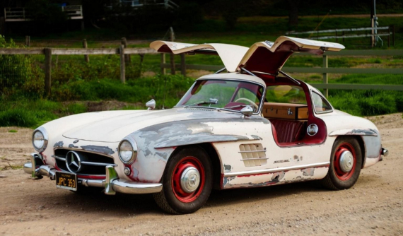 "Xước sẹo đầy mình" nhưng chiếc Mercedes-Benz 300 SL Gullwing 1956 này vẫn được rao bán giá 34 tỷ đồng