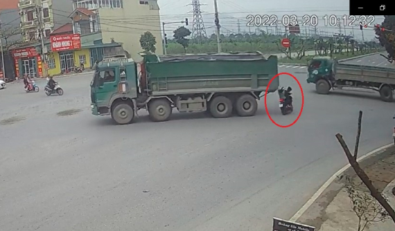 Video: Vượt đèn đỏ, thanh niên đi xe máy khiến bạn gái đập đầu vào thùng xe ben