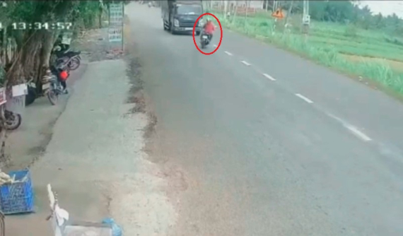 Video: Chạy lấn làn đường, người phụ nữ đi xe máy va chạm trực diện với ô tô tải tại Bến Tre