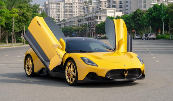 Chưa ra biển số, đại gia Tây Ninh vẫn mang siêu xe Maserati MC20 đi mạ vàng, chi phí tầm 1 chiếc Mercedes-Benz C300