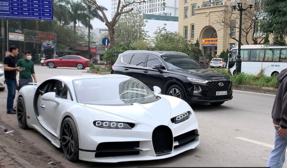 Bugatti Chiron tự chế tạo của nhóm bạn trẻ tỉnh Quảng Ninh xuất hiện tại Hà Nội với bộ áo mới