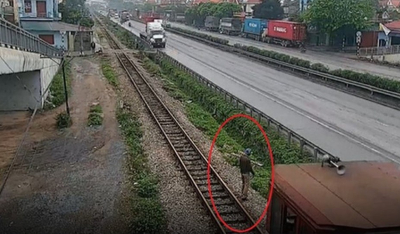 Video: Đứng nói chuyện điện thoại bên cạnh đường ray, người đàn ông bị tàu hỏa tông tử vong