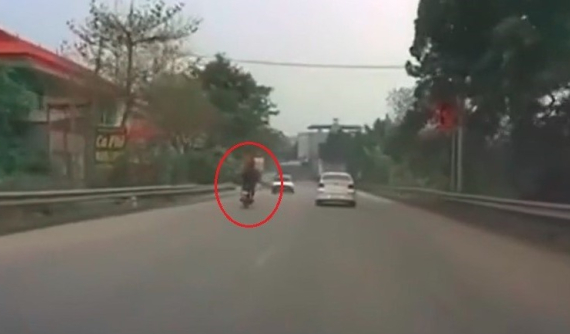 Video: Thanh niên đầu trần đi xe máy vượt ẩu, tông trực diện ô tô con tại Thái Nguyên