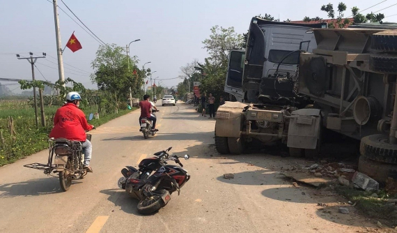 Video: Đánh lái tránh người đi xe máy điện sang đường, xe đầu kéo lật moóc ben