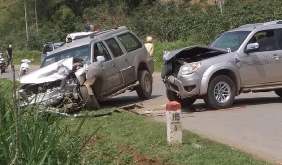 Video quay khoảnh khắc tài xế xe Ford Everest mất lái, tông trực diện ô tô khác tại Sơn La