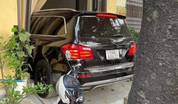 Video quay cảnh chiếc Mercedes-Benz GL400 lùi ra khỏi nhà dân trước khi tông tử vong 1 người phụ nữ tại Quảng Ninh