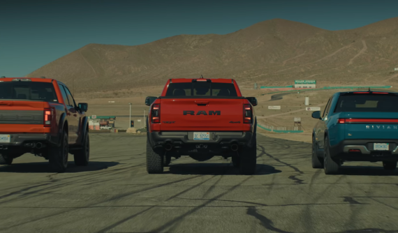 Bán tải điện Rivian R1T "thổi bay" Ram 1500 TRX và Ford F-150 Raptor trên đường đua