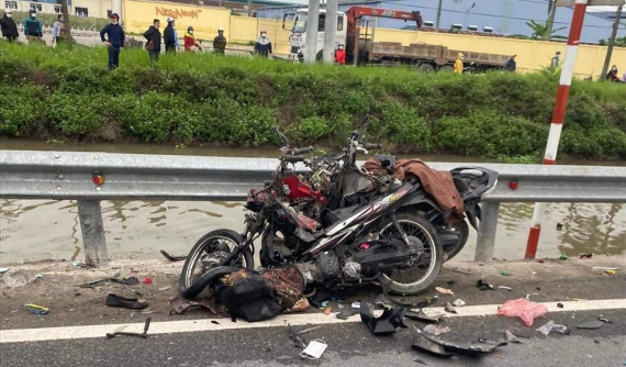 Video: Ô tô con lao sang làn đường ngược chiều, tông 3 xe máy khiến 1 người tử vong tại Thái Bình