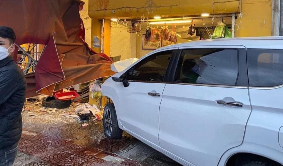 Video quay khoảnh khắc ô tô 7 chỗ Mitsubishi Xpander lao thẳng vào quán bánh mỳ khiến 3 người bị thương tại Đà Nẵng