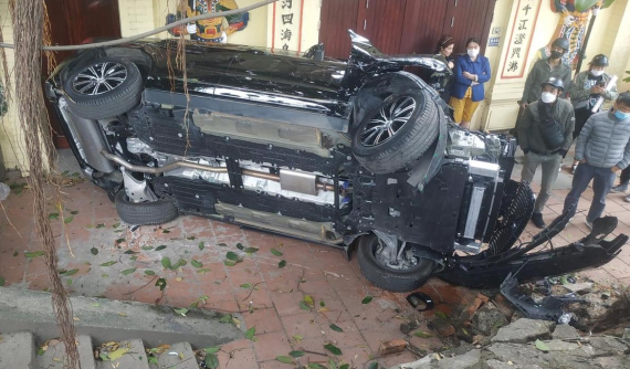 Video: Xe Volvo lật nghiêng, hư hỏng nặng đầu xe sau khi lao vào cổng đền ở Hà Nội