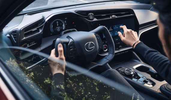 Crossover hạng sang Lexus RZ 2022 lần đầu tiên lộ nội thất với vô lăng hình chữ nhật gây tranh cãi