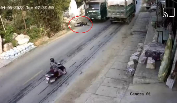 Video: Hai xe ben tránh nhau, cán tử vong người phụ nữ đi xe máy tại Yên Bái