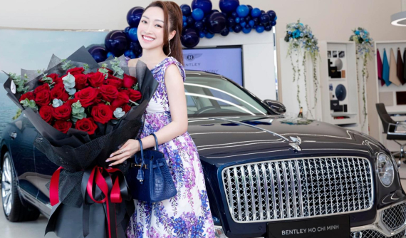 Vợ chồng diễn viên Chi Bảo nhận bàn giao xe Bentley Flying Spur hơn 18 tỷ đồng