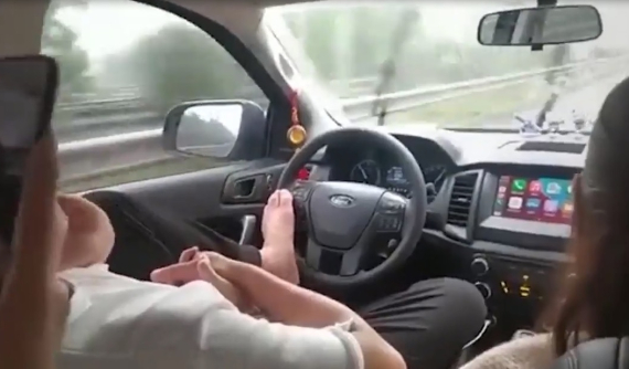 Lái xe bằng chân bị phạt bao nhiêu tiền theo quy định mới nhất năm 2022?