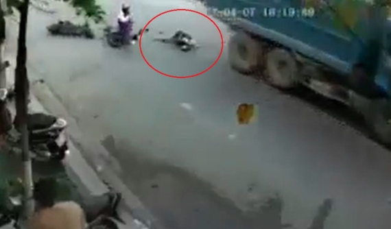 Video: Phanh gấp để tránh xe phía trước, học sinh ngã ra đường, bị xe ben cán tử vong tại Điện Biên