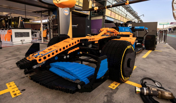 Đây là một chiếc xe đua McLaren F1 làm hoàn toàn bằng Lego, mất gần 1.900 giờ để hoàn thành