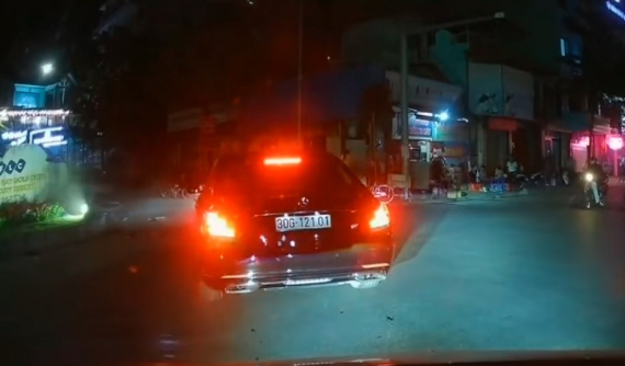 Video quay khoảnh khắc xe máy không bật đèn và phóng nhanh, va chạm với Mercedes-Benz S450