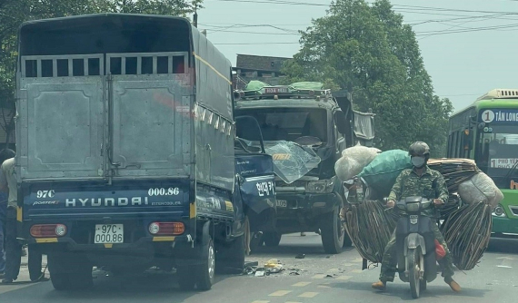 Video: Ô tô tải chạy lấn làn đường, tông trực diện xe ben khiến 1 tài xế mắc kẹt trong cabin