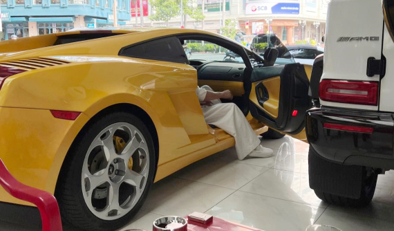 Lộ ảnh Đặng Lê Nguyên Vũ trải nghiệm khoang lái "bò già" Lamborghini Gallardo hàng hiếm tại Việt Nam