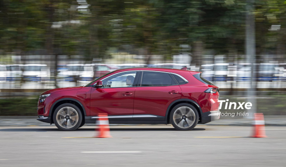 Đánh giá nhanh VinFast VF8 - Xe điện cỡ lớn rộng rãi và tăng tốc ấn tượng