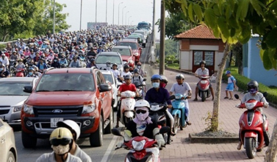 Mức phạt mới nhất 2023 với lỗi đi xe lên vỉa hè là bao nhiêu tiền?