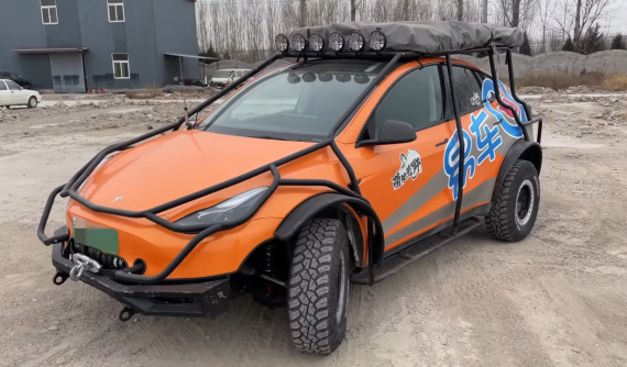 Tesla Model Y biến hóa thành xe off-road táo bạo, sẵn sàng vượt sa mạc nhờ bàn tay dân độ