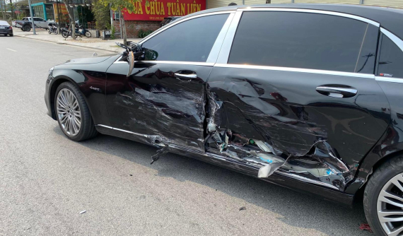 Nữ tài xế lái Mitsubishi Attrage tông móp cửa Mercedes-Maybach S450 tại Quảng Ninh