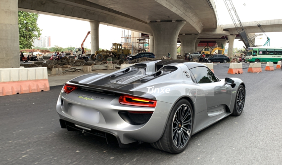 Xuất hiện hình ảnh siêu xe triệu đô Porsche 918 Spyder của doanh nhân Việt lăn bánh tại Sài thành
