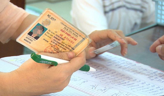 Bị giữ Giấy phép lái xe mà không nộp phạt đúng hẹn sẽ bị xử lý ra sao?