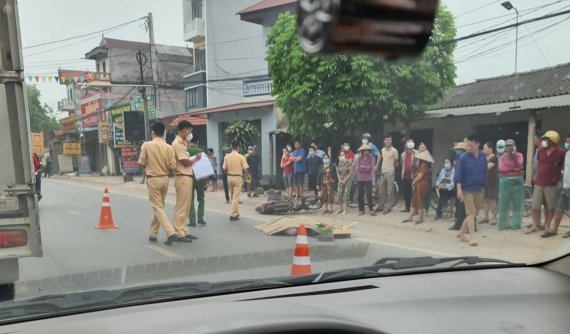 Video: Xe máy trượt bánh khiến nữ sinh ngã xuống đường, bị xe ben cán tử vong tại Bắc Giang