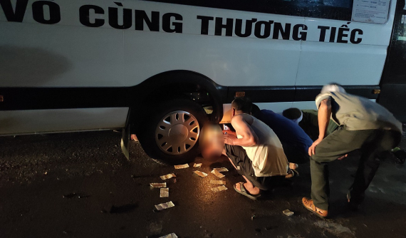 Video quay khoảnh khắc xe máy "kẹp ba" chạy lấn làn đường, tông trực diện xe tang khiến 3 nam sinh thương vong