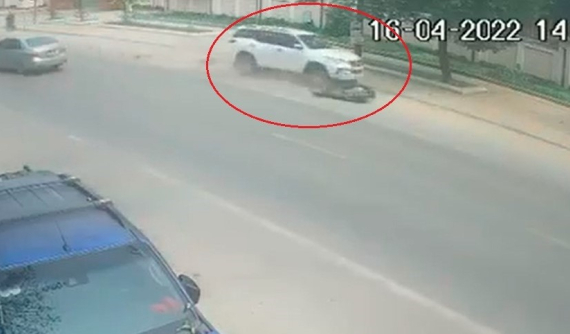 Video: Ô tô 7 chỗ Toyota Fortuner lao sang làn đường ngược chiều, tông tử vong người đi xe máy tại Nghệ An