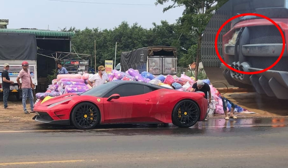 Khoảnh khắc siêu xe Ferrari độ khủng gặp sự cố trên đường đi "phượt" Tây Nguyên cùng chủ nhân
