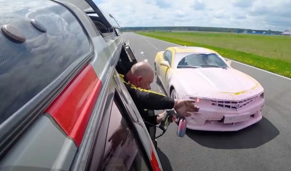 Theo dõi nhóm người Nga thử nghiệm vừa chạy quanh đường đua... vừa rửa xe