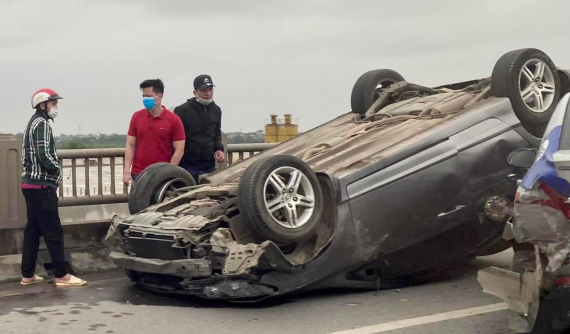 Video quay khoảnh khắc chiếc Honda Civic va chạm với xe taxi rồi lật ngửa trên cầu Vĩnh Tuy