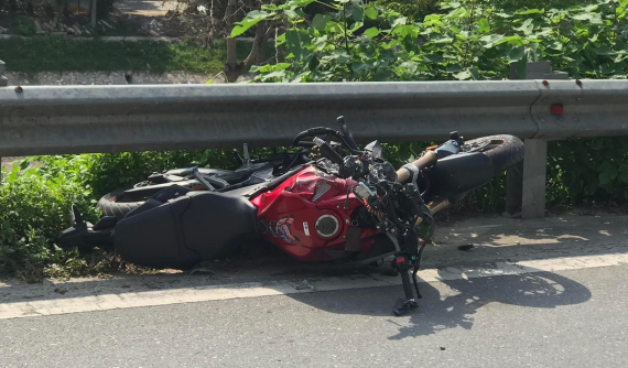Hà Nội: Va chạm với xe ga Honda SH, thanh niên đi mô tô phân khối lớn tử vong