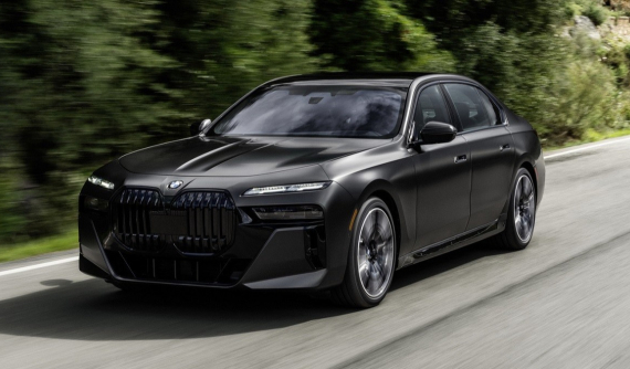 BMW 7-Series 2023 chính thức trình làng với đèn trước gây tranh cãi, màn hình 31 inch trên trần xe