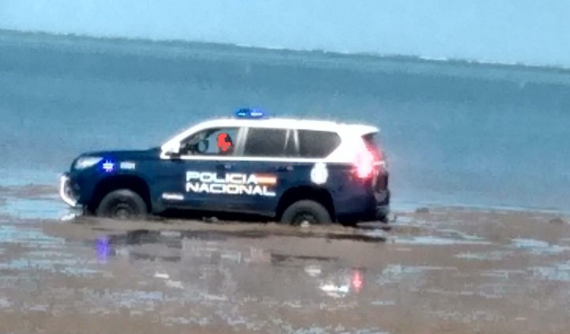 Video: Toyota Land Cruiser của cảnh sát mắc kẹt trên bãi biển và ngập đến tận nóc