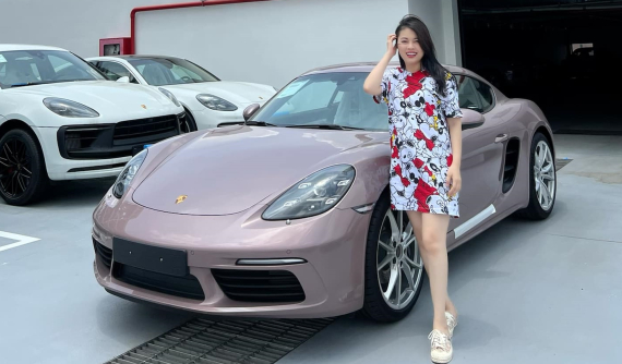 Dân chơi Hằng "túi' tậu Porsche 718 Cayman màu hồng hiếm hoi tại Việt Nam, giá từ 3,6 tỷ đồng