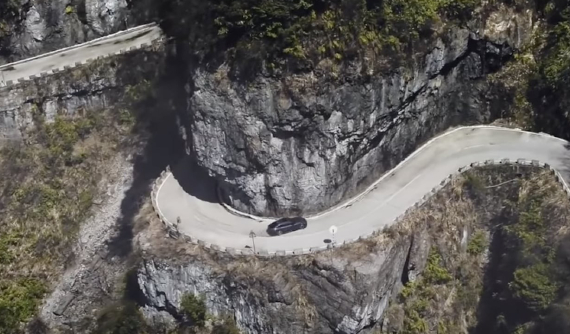 Theo dõi xe điện BMW i4 thực hiện drift chinh phục đường đèo hiểm trở, gồm 99 khúc cua gấp