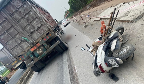Video: Trượt ngã khi cố vượt xe đầu kéo, 2 người đi xe máy thương vong tại Hà Nam