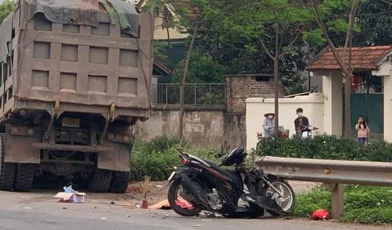 Video: Đánh lái tránh ô tô con sang đường, xe ben cán tử vong người phụ nữ đi xe máy tại Bắc Giang
