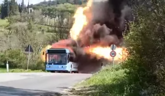 Kinh hãi cảnh tượng chiếc xe buýt chạy bằng khí nén tự nhiên "bốc cháy như súng phun lửa"